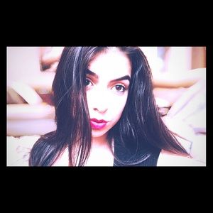 Meet your Posher, Larissa